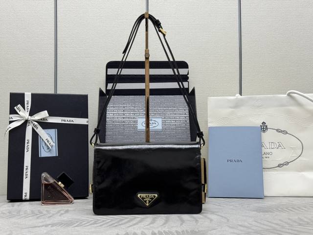 New Oil-Waxed Leather Messenger Bag 1Bd082 This messenger bag is made of importe