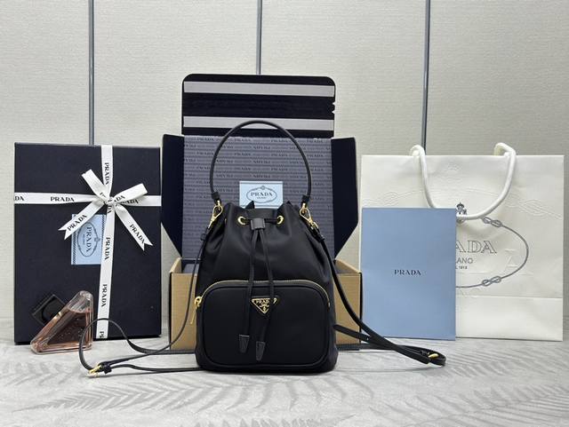 The classic best-selling style 1Bh038 in black has arrived! This bucket bag is m