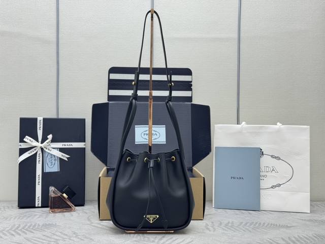 New Bucket Bag 1Be087 Black This bucket bag is made of imported calfskin and com