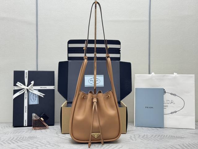 New Bucket Bag 1Be087 Caramel This bucket bag is made of imported calfskin and c