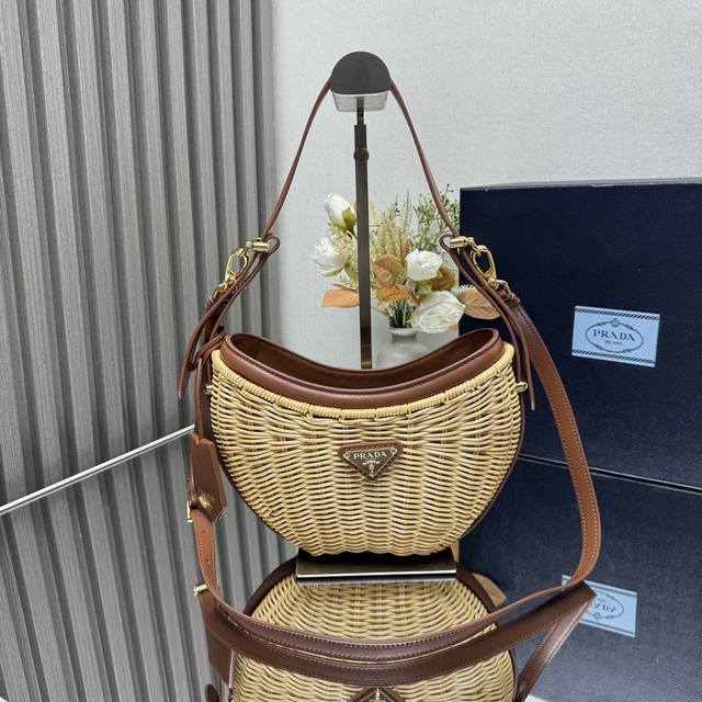 Top-tier original model 1Bc202. This new handbag features a charmingly curved ha