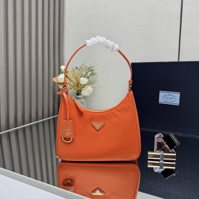 Top-quality original Prada new leather shoulder bag with a versatile design. Thi