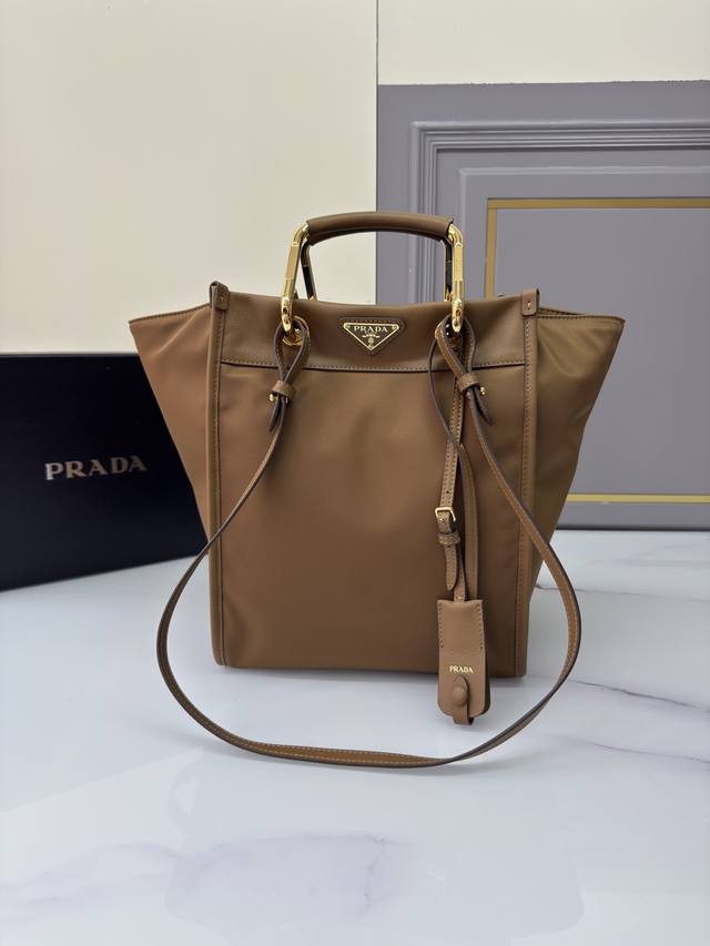 New Tote Bag 1Bg578 This tote bag features a stylish geometric shape, combining