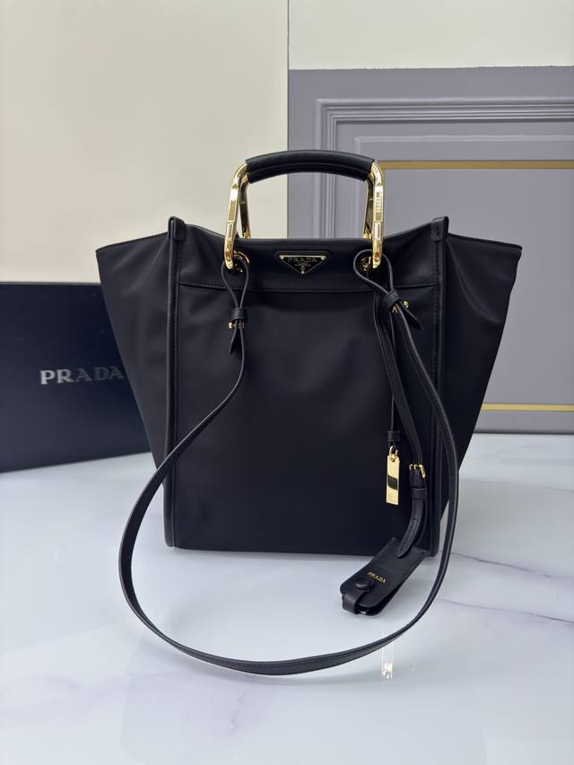 New Tote Bag 1Bg578 This tote bag features a stylish geometric shape, combining