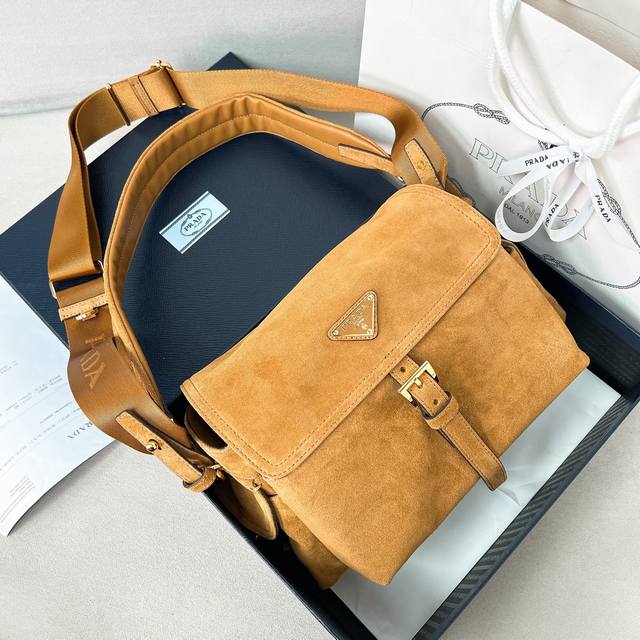 New Messenger Bag 1Bd394 Suede This handbag perfectly blends sophistication and