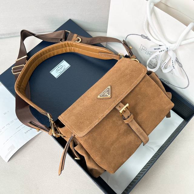 New Messenger Bag 1Bd394 Suede This handbag perfectly blends sophistication and