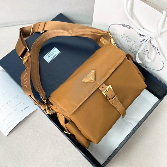 New Messenger Bag 1Bd394 New Color This handbag perfectly blends sophistication