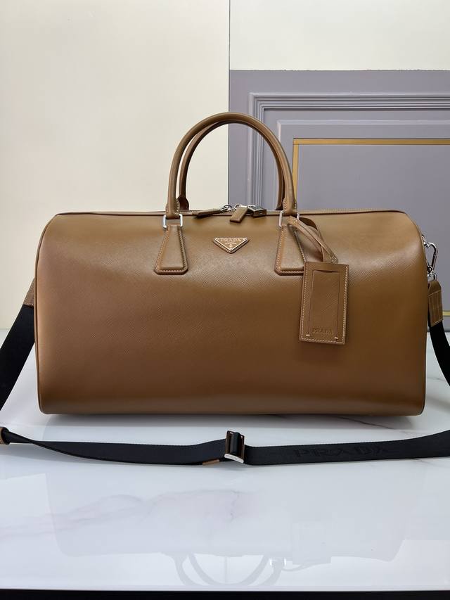 New Travel Bag 2Vc018 This elegant travel bag is crafted from Saffiano leather a