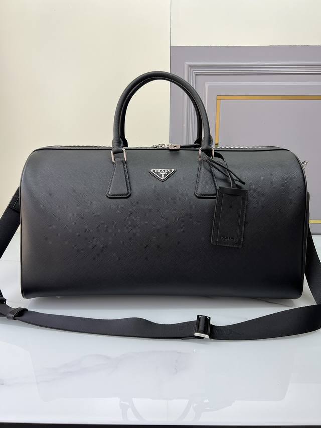 New Travel Bag 2Vc018 Black This elegant travel bag is crafted from Saffiano lea