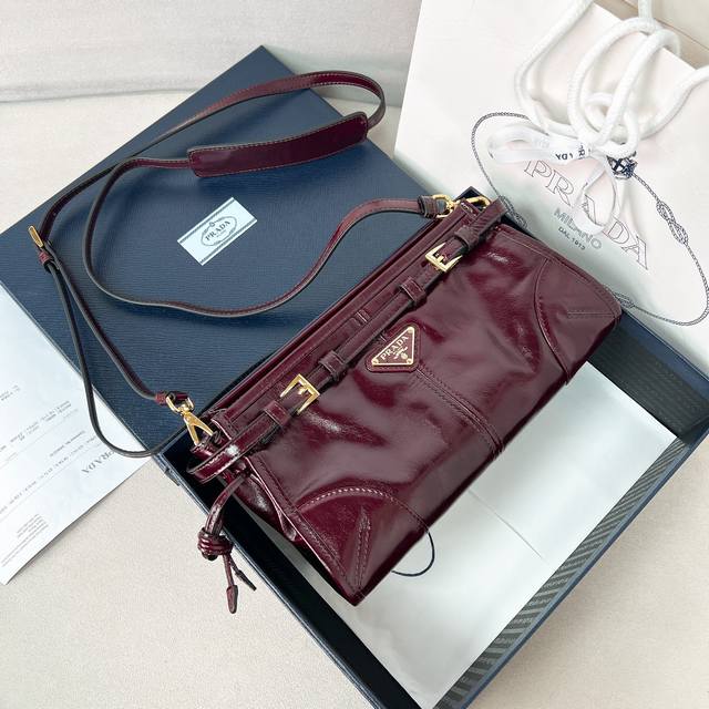 Lussolf Oil-Waxed Leather 1Ba215 Crossbody Bag This crossbody bag is made of imp