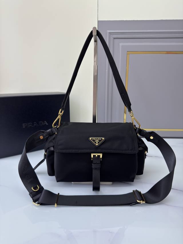 New Messenger Bag 1Bd394 Small Size This handbag perfectly blends sophistication
