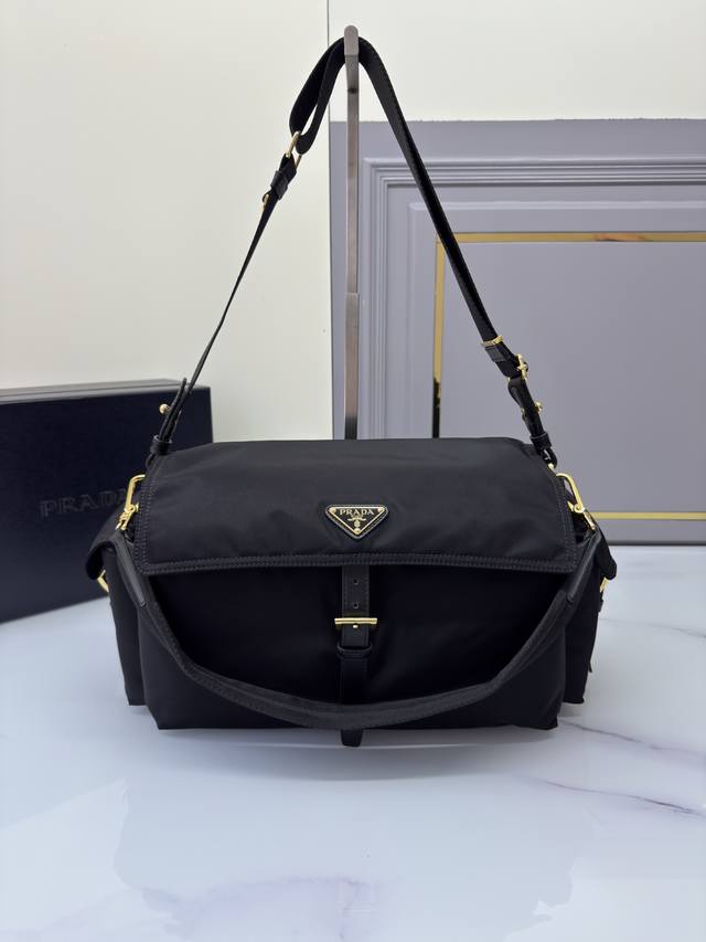 New Messenger Bag 1Bd391 Large Size This handbag perfectly blends sophistication