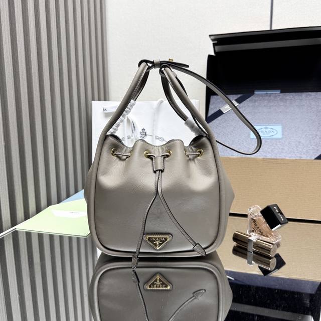 Top-quality original single-style bucket bag 1Be087 Grey. This bucket bag is mad