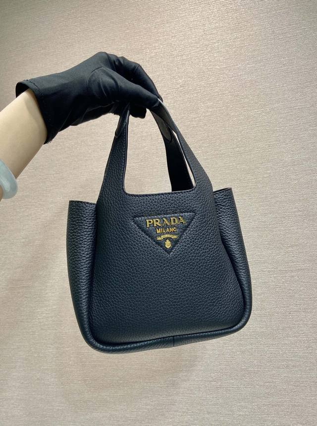 Mini Shopping Basket 1Ba349 Gold Hardware This mini shopping basket is made of i