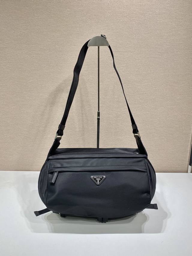 Classic Messenger Bag 2Vh991A This flap-over shoulder bag is crafted from signat