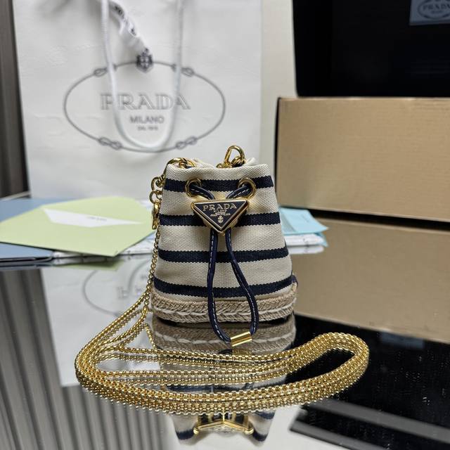 Top-tier original mini bucket bag 1Nr016 striped style. This mini bag reinterpre