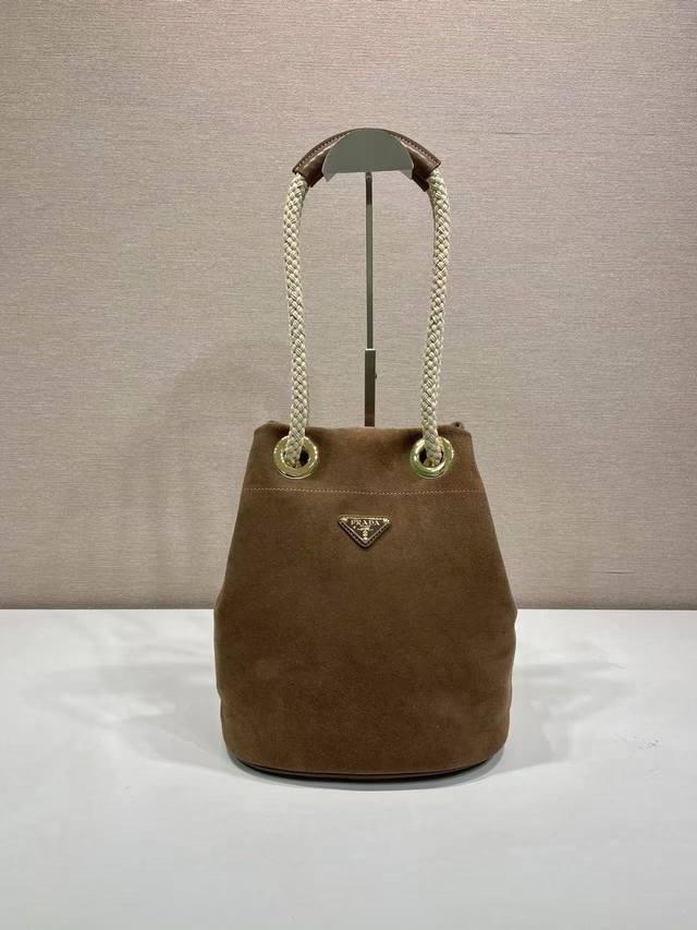 New Bucket Bag 1Be082 Suede This Re-Nylon handbag is designed with imported sued