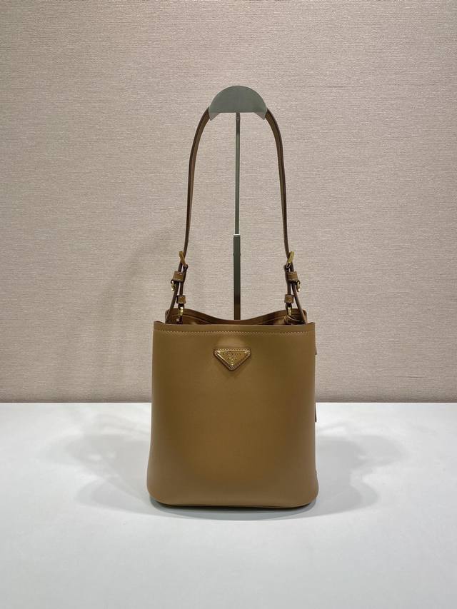 New Arrival 1Be080 Bucket Bag This leather handbag boasts soft lines and exquisi