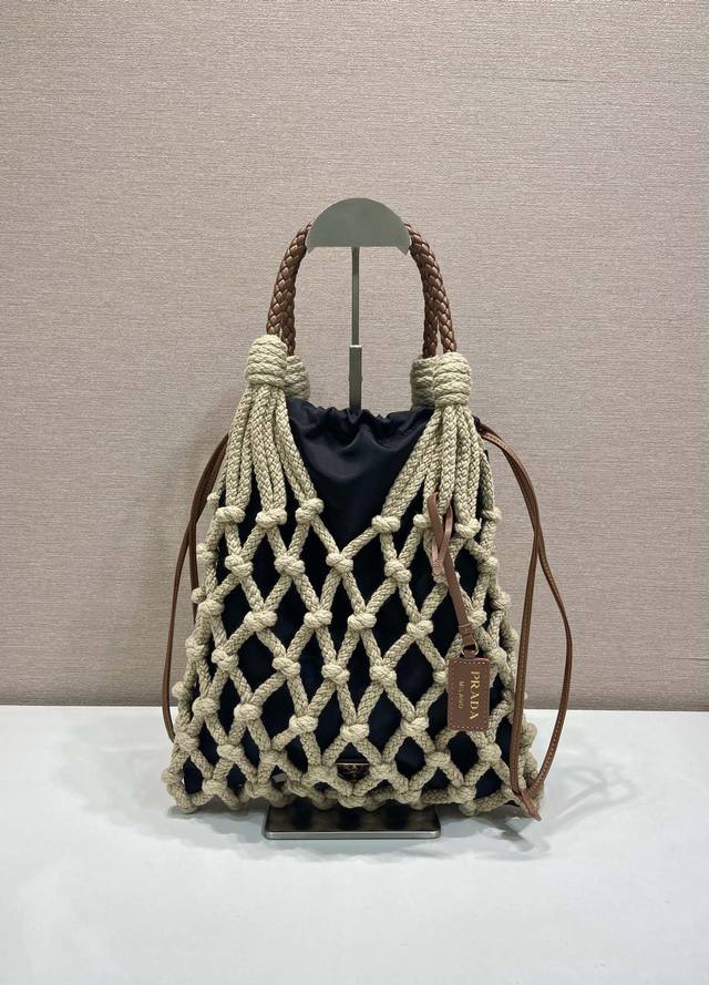 Premium Original Factory New 1Bc111 Woven This handmade cord bag features a mara