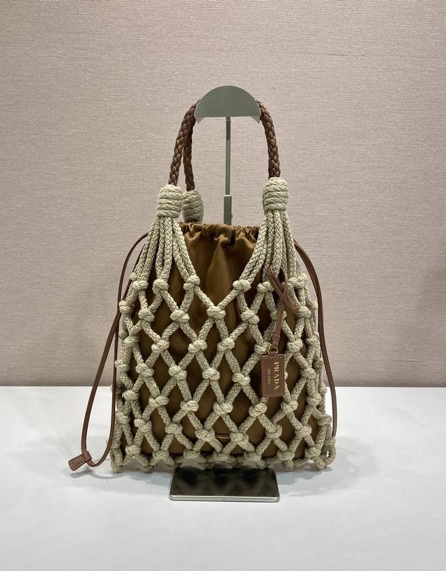 Premium Original Brand New 1Bc111 Woven This handmade cord bag features a maram