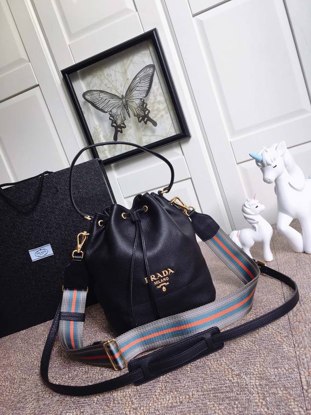 Pixnet has released another hot-selling bucket bag, 1Be018. This latest and most