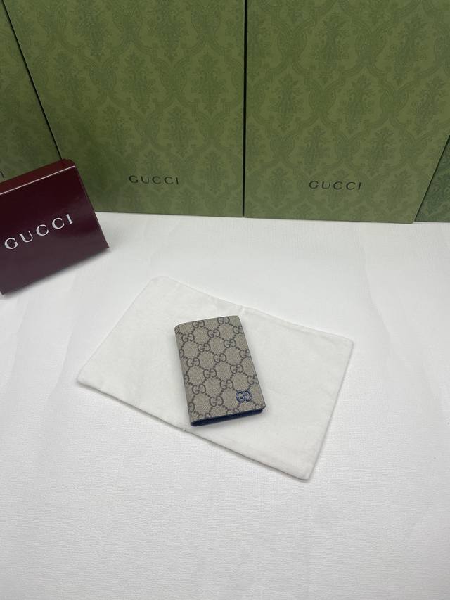 The new collection presents slim and compact leather goods, refreshed with a var