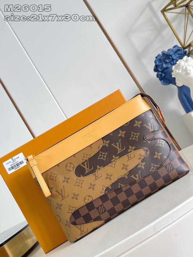 Factory Price P Top-Tier Original M26015 This Pochette Voyage Souple clutch is c