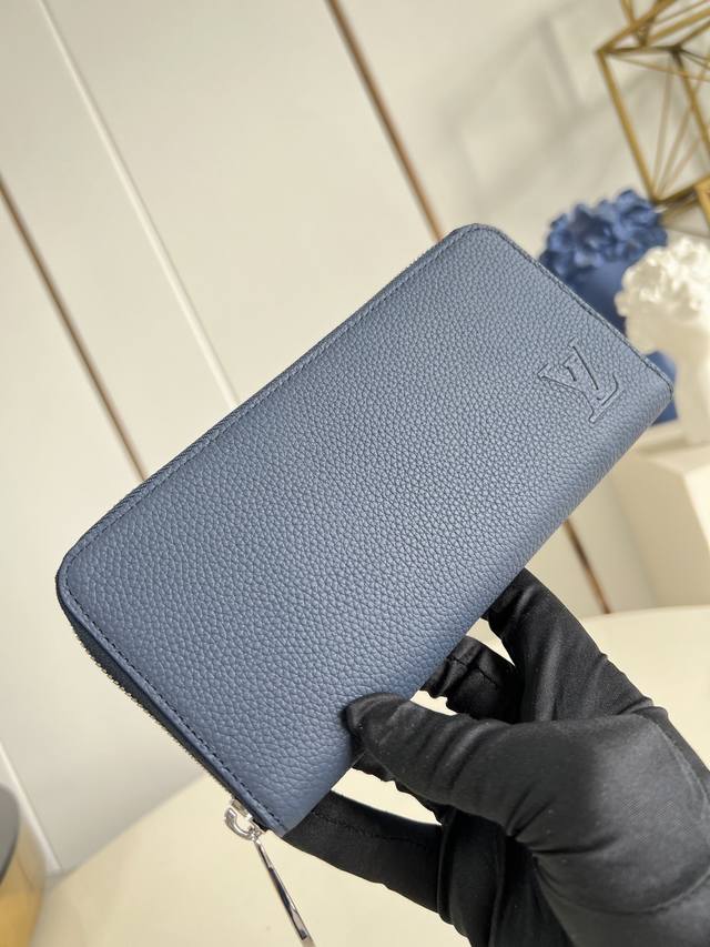 Factory Price P Top-Tier Original M25989 This horizontal zippered wallet is anot