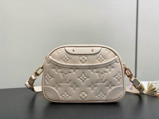 Factory Price P Top-Tier Original M26509 White Full Leather Tiny Camera Bag Hand