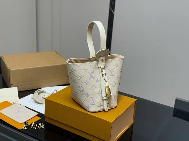 Comes with a folding box/airplane box. Another hot new vintage LV bag is here! A