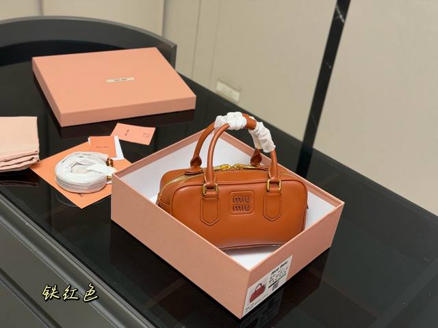 Upgraded version with box Size: 23*11Cm Miumiu bowling briefcase The bag has jus
