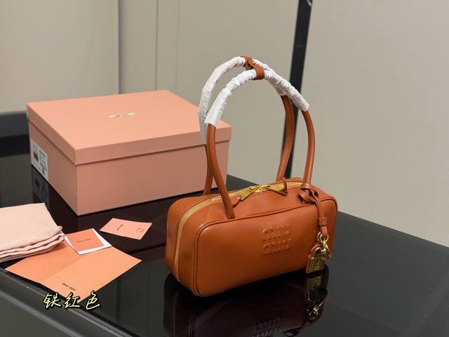 Upgraded version with box Size: 28*13Cm Miumiu bowling briefcase The bag has jus
