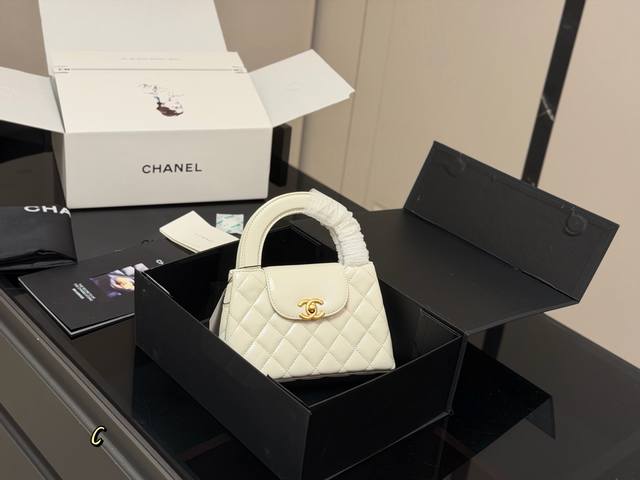 Comes with a folding box/airplane box. Size: 20*12cm. Chanel 23K Kelly bag. The