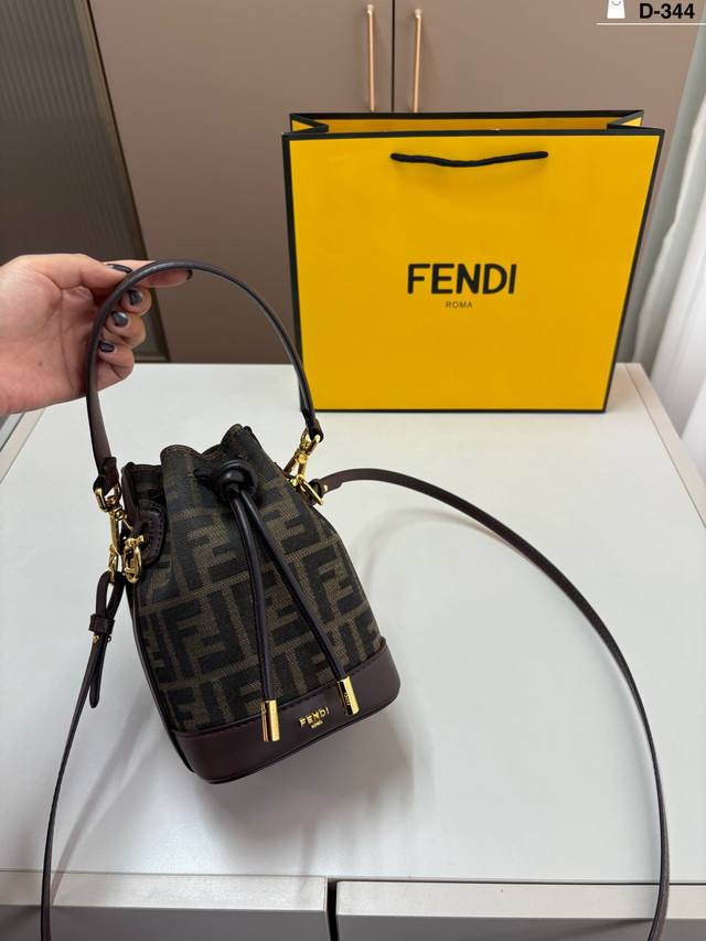 Fendi bucket bag The color is so beautiful! So full of energy! D-344 Size 12