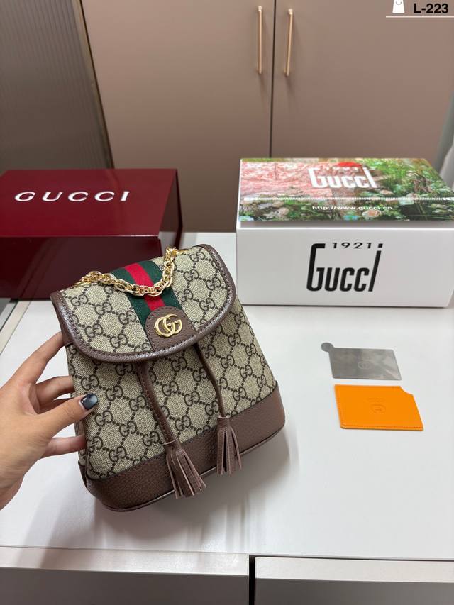 Mirror included. Gucci backpack. Gucci's most classic monogram pattern. Versatil