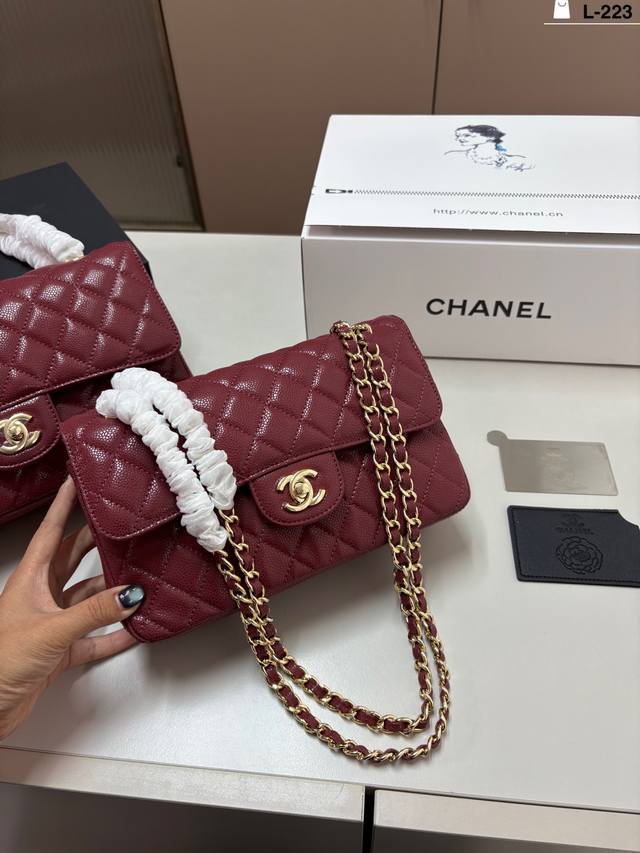 Small mirror Chanel CF gold hardware Elegance and fashion are its synonyms The c