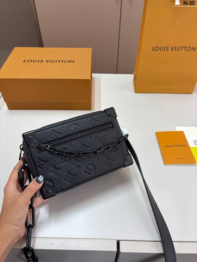 Lv This super popular soft case is absolutely gorgeous! It can be carried by han