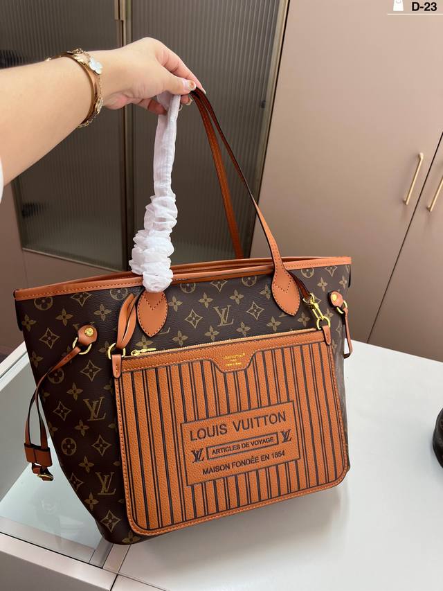 Large LV shopping bag, Neverfull, elegant and sleek, exuding confidence. Stylish