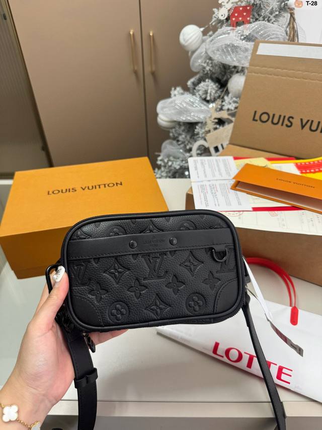 Chip version LV new Nano Alpha men's black warrior camera bag Super spacious, su