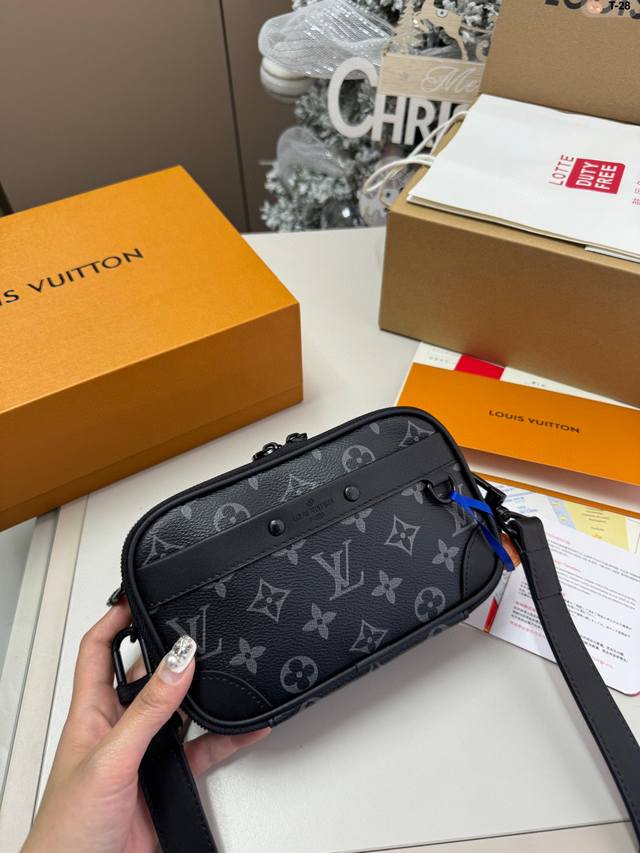 Chip version LV new Nano Alpha men's black warrior camera bag Super spacious, su