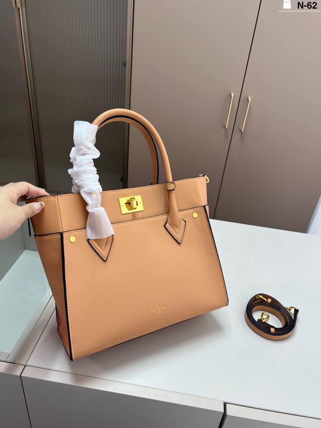 Chip version Lv Louis Vuitton Onmy Side shoulder bag, an entry-level style! Abso