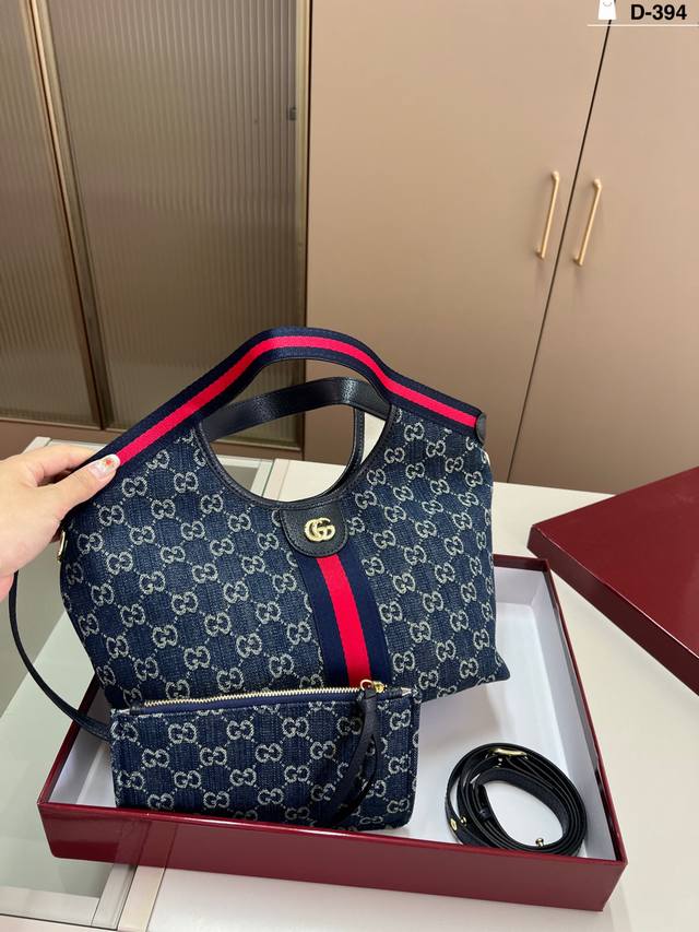 Gucci Gucci Tote Bag, a versatile and classic bag that's a must-have for a retro