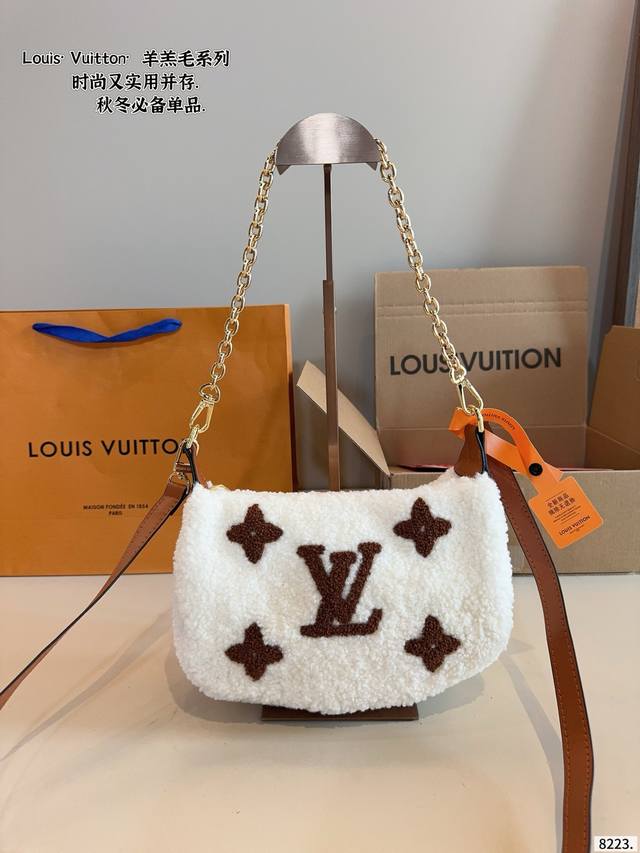 Comes with gift box. LV new lamb wool underarm bag. Retro elegance, a timeless c
