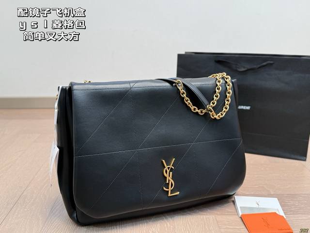 Comes with a mirror and a custom-made box. YSL quilted bag. Simple yet stylish.