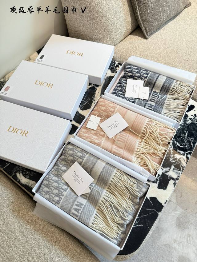 Today's vibe is thanks to Dior! The nude pink, off-white, and rose pink double-s