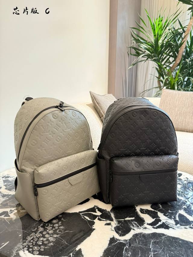 LV Discovery Backpack (Ddd) This is a new spring style, made of pure black monog