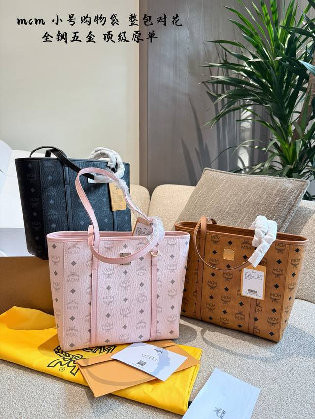 Mcm's newest small-sized zippered tote bag! The bag shape is similar to the Mcm