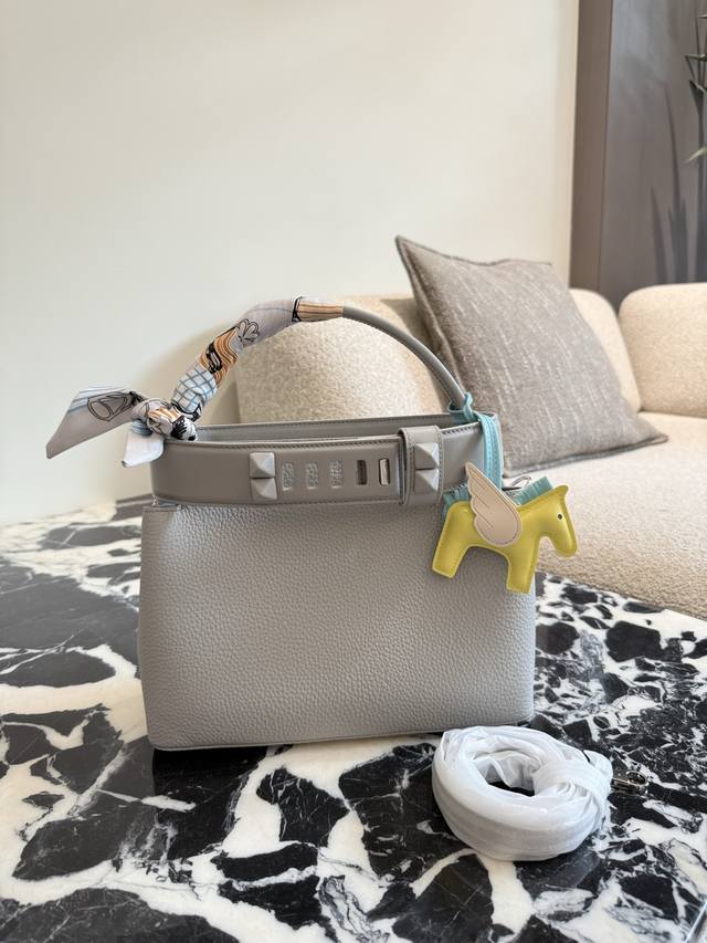 Hermes Medor Togo handbag in Puppet Grey leather. A sophisticated and understate