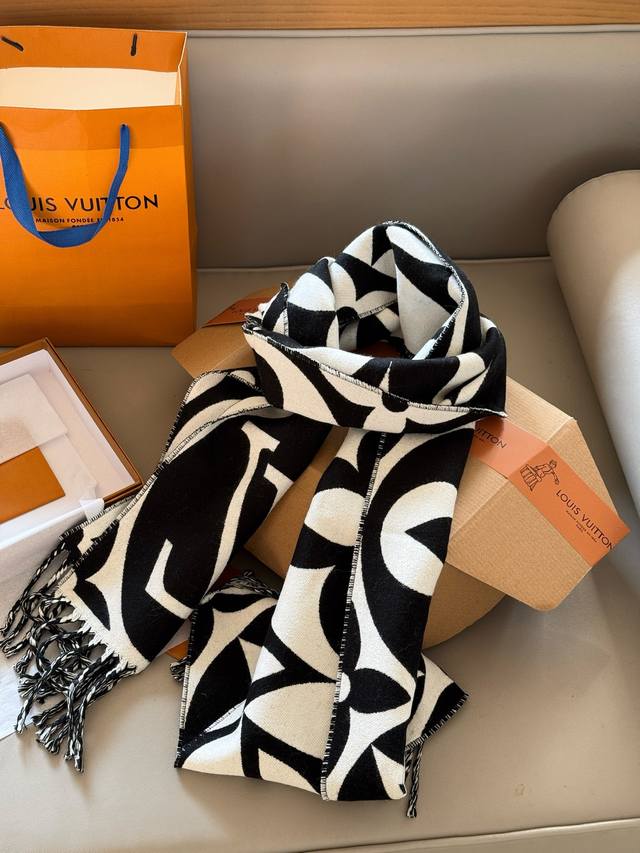 Cashmere scarf with box Size: Cm*29Cm New L brand scarf The bigger the logo, the