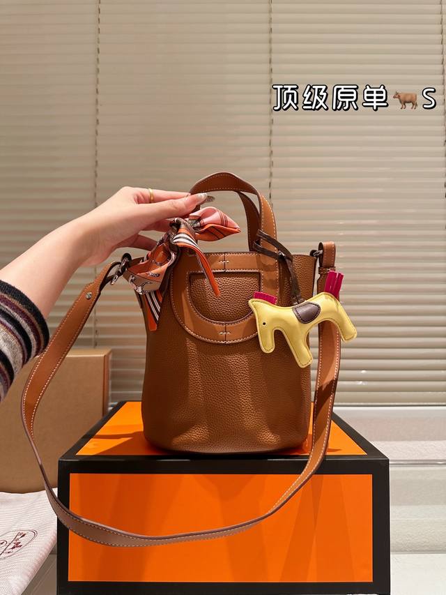 Top-grain cowhide with gift box. Made of pebbled cowhide. If you could only carr